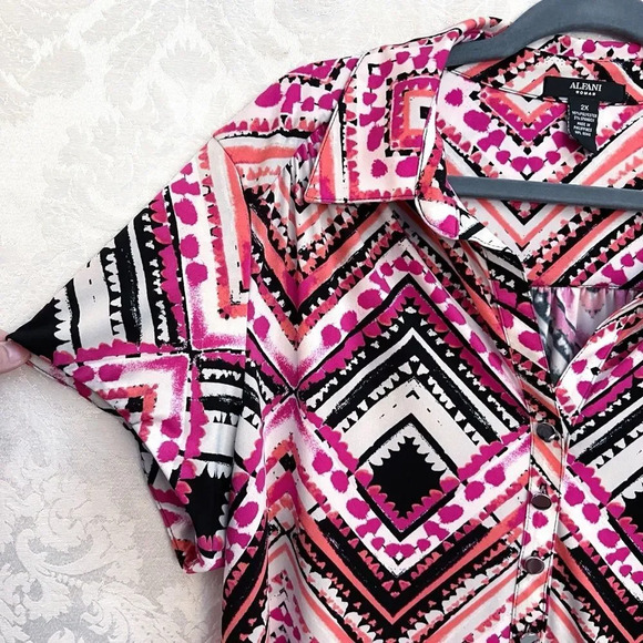 Alfani Women’s Pink/Black Short Sleeve Geometric Print Collared Top Plus Size 2X - Picture 2 of 5
